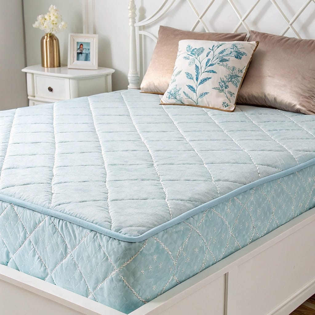 błękitny pokrowiec na materac